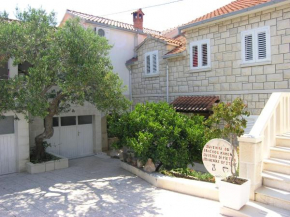 Apartments with a parking space Postira, Brac - 11494